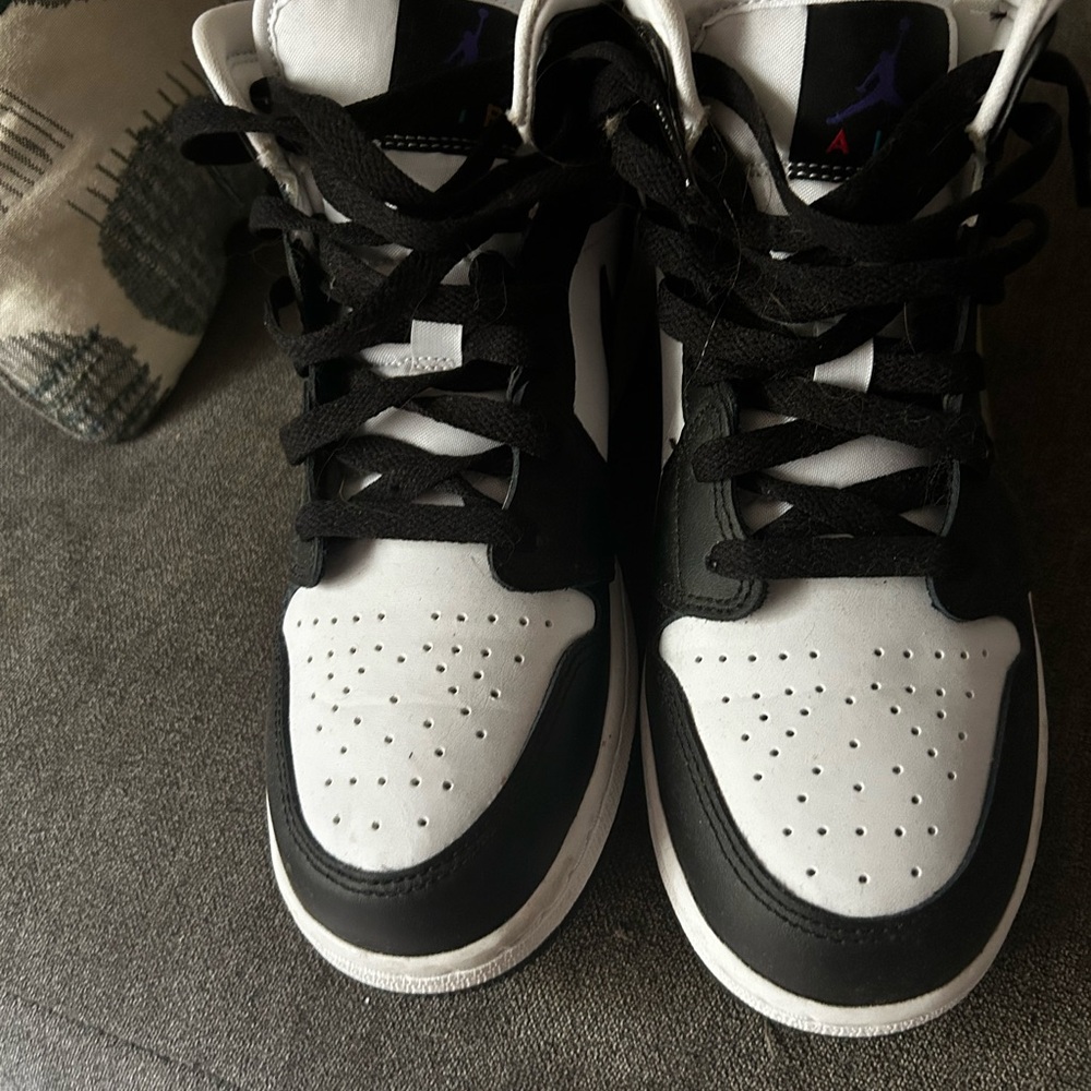 Jordan 1’s big kids size 6 fits like a women’s 7 1/2 only wore once